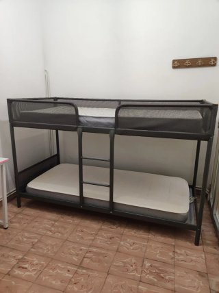 Litera metálica gris sin colchones