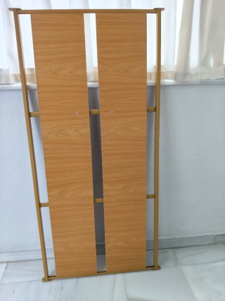 Cuna de madera con osito.