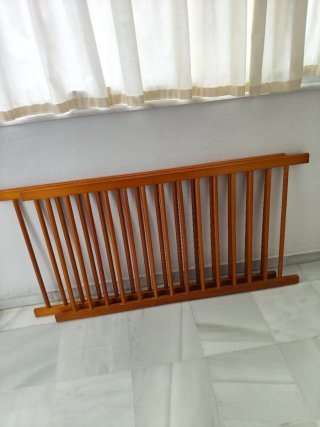 Cuna de madera con osito.