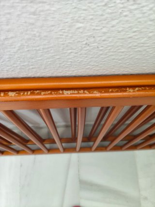 Cuna de madera con osito.