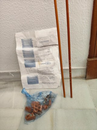 Cuna de madera con osito.
