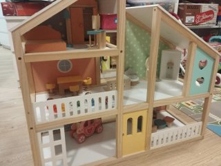 Casita de madera para muñecas