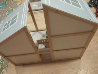 Casita de madera para muñecas