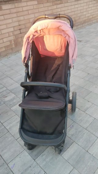 Carro de bebé rosa y negro