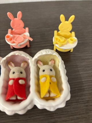 Sylvanian Bebé Trillizos con Cunas y Sillas