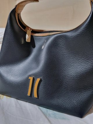 Borsa nera con logo dorato