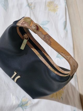 Borsa nera con logo dorato