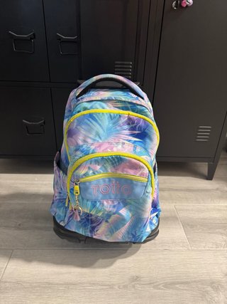 Mochila Totto con ruedas estampado tropical.