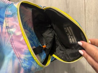Mochila Totto con ruedas estampado tropical.