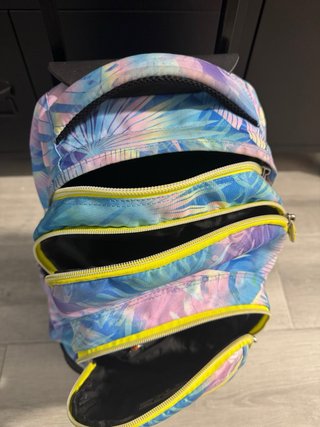 Mochila Totto con ruedas estampado tropical.