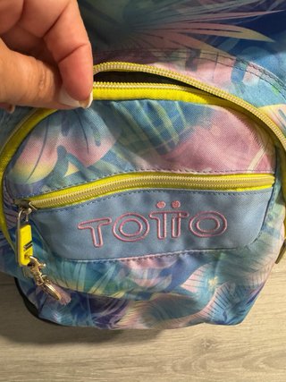 Mochila Totto con ruedas estampado tropical.