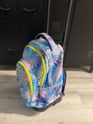 Mochila Totto con ruedas estampado tropical.