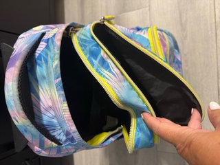Mochila Totto con ruedas estampado tropical.