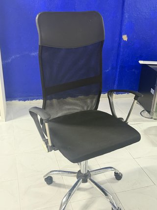 Silla de oficina ergonómica negra y azul