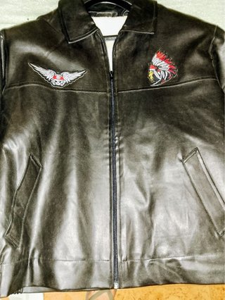 Cazadora vintage negra con parches
