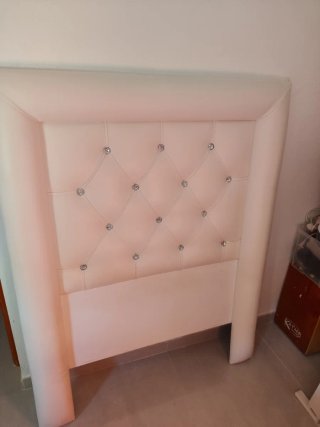 Cabecero blanco polipiel con diamantes