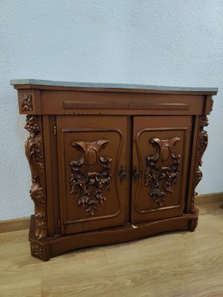 Mueble recibidor antiguo con piedra