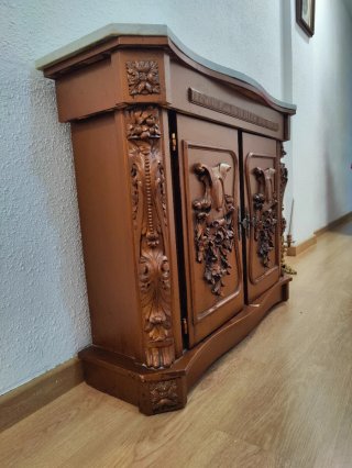 Mueble recibidor antiguo con piedra