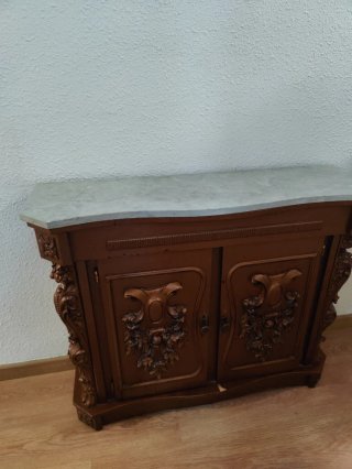 Mueble recibidor antiguo con piedra