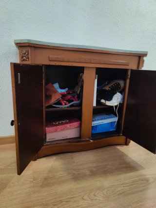 Mueble recibidor antiguo con piedra