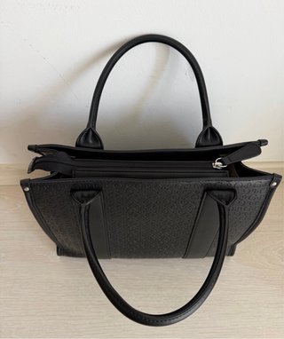 Bolso Guess Negro con Asa de Mano