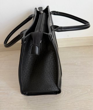 Bolso Guess Negro con Asa de Mano