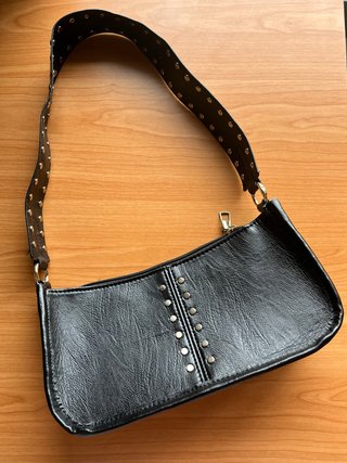 Bolso negro Shein con tachuelas doradas