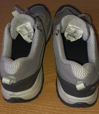 Zapatillas infantiles grises y beige