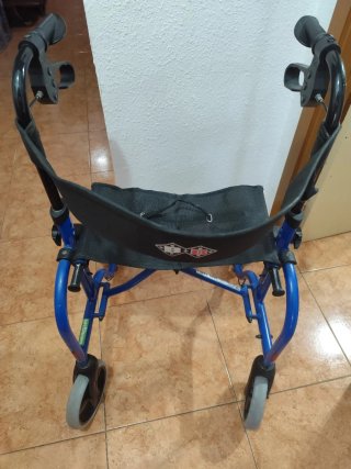 Andador con asiento azul