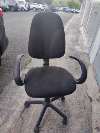 Silla de oficina giratoria negra