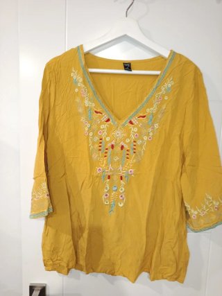Blusa SHEIN bordada amarilla talla M pone XL