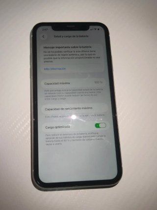 iPhone 11  Batería 100% con protector de pantalla