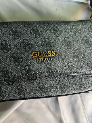 Bolso Guess negro con etiqueta