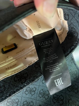Bolso Guess negro con etiqueta