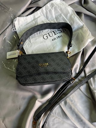Bolso Guess negro con etiqueta