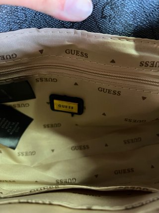 Bolso Guess negro con etiqueta