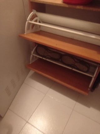 Zapatero de madera y plástico