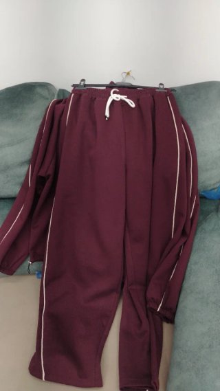 Conjunto chándal morado y blanco, no es de marca.