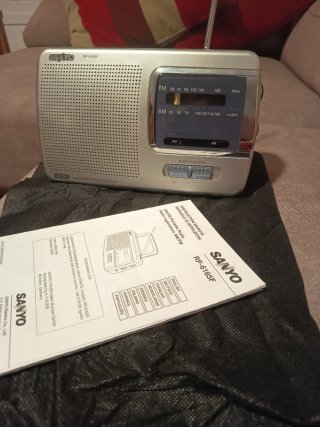 Radio vintage Sanyo RP‑6165F – con manual original