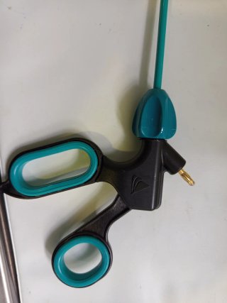 Tijera y 2 pinzas laparoscopia