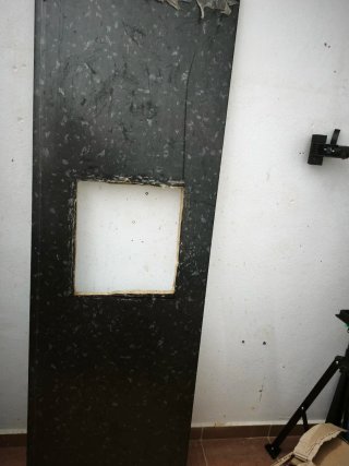 Encimera de cocina negra con hueco