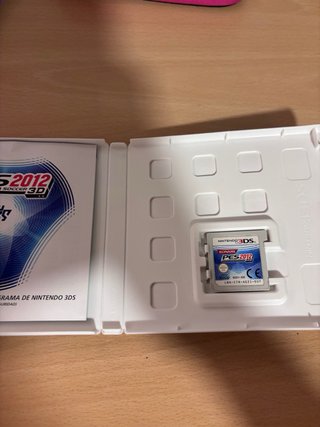 Nintendo 2DS azul y PES 2012