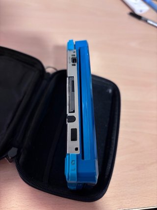 Nintendo 2DS azul y PES 2012