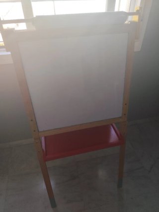 Pizarra infantil de madera con rollo de papel
