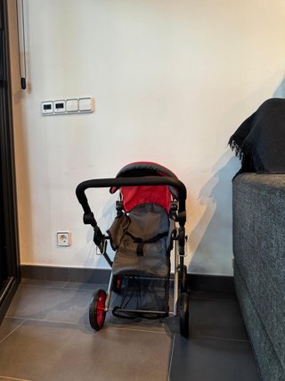 Carro de muñecas rojo