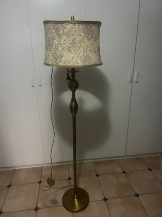 Lámpara de pie dorada con pantalla floral