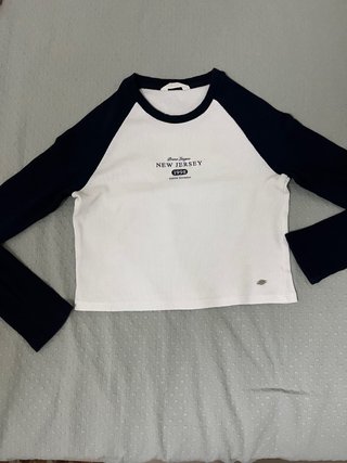 Camiseta manga raglán blanca y negra