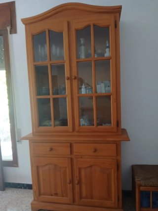 Vitrina de madera de pino con puertas de cristal