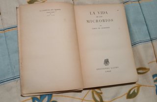 Libro La vida de los microbios. 1945.