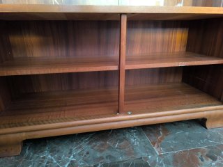 Mueble vitrina de madera vintage - sin carkoma